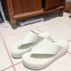 Croc Brooklyn Flip in Bone